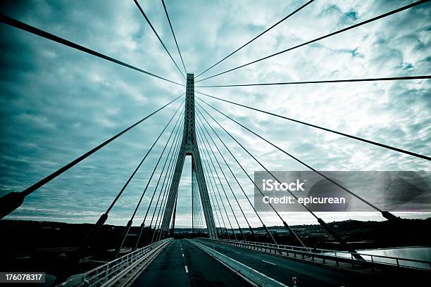 Most Nad Rzeką - zdjęcia stockowe i więcej obrazów Architektura - Architektura, Bez ludzi, Burza