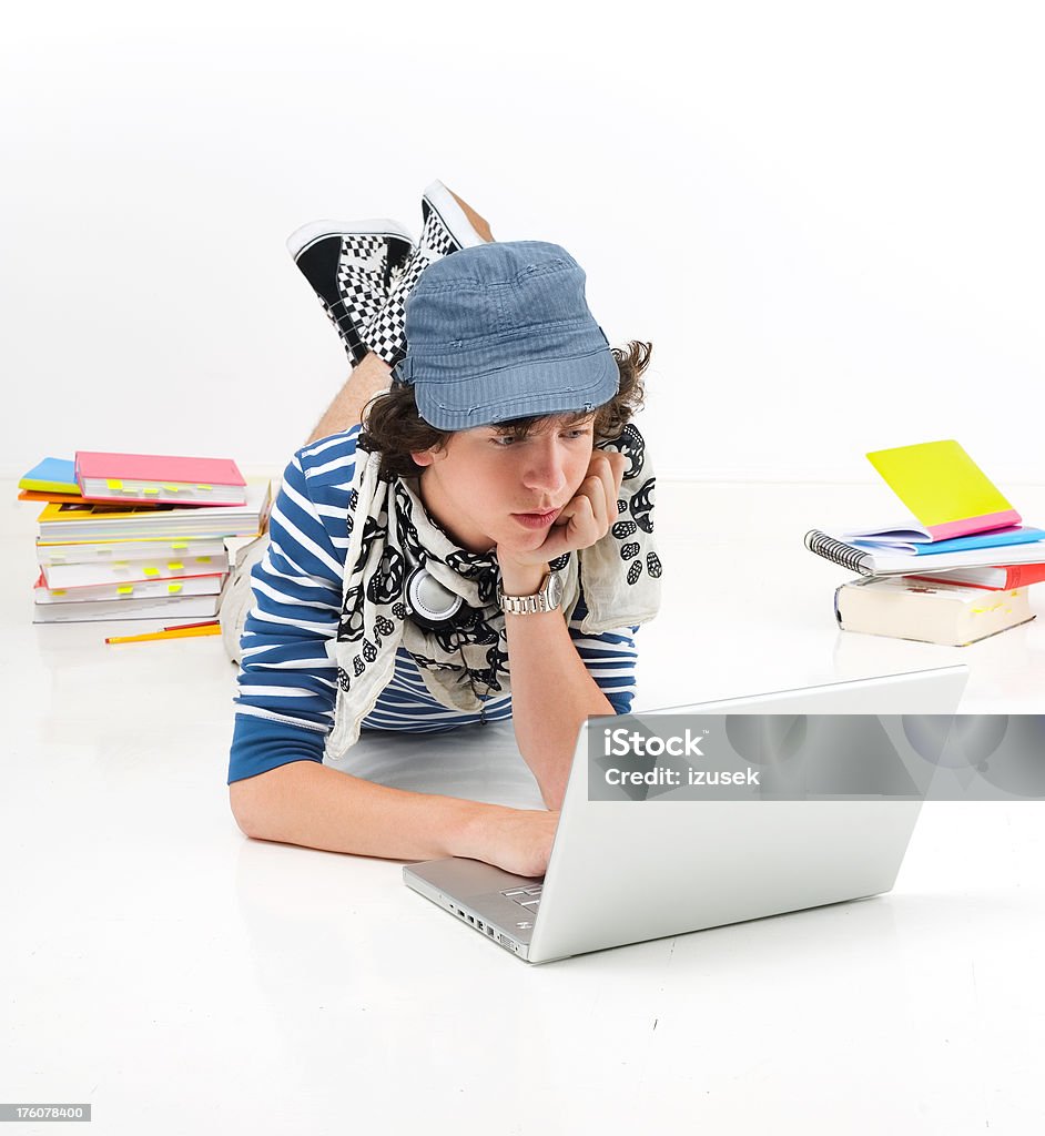 Maschio studente con computer portatile e libri - Foto stock royalty-free di 20-24 anni