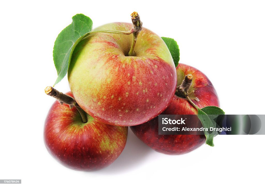 Trzy jabłka z liści Ujęcie z góry na białym tle - Zbiór zdjęć royalty-free (Jesień)