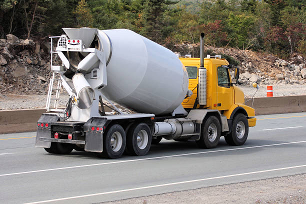 reboque cimento - truck motion road cement truck imagens e fotografias de stock