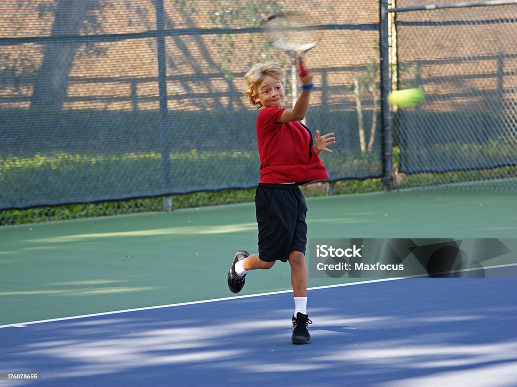 Chłopiec Tenis Player - Zbiór zdjęć royalty-free (Piłka do tenisa)