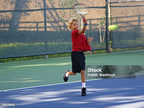 Chłopiec Tenis Player - zdjęcia stockowe i więcej obrazów Piłka do tenisa - Piłka do tenisa, Strzelać piłkę, Dziecko