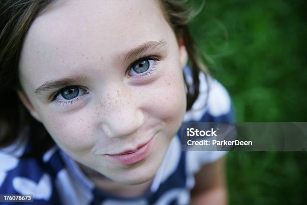 美しい小さな女の子カメラを顔に - 女の子のストックフォトや画像を多数ご用意 - 女の子, 子供, 6歳から7歳