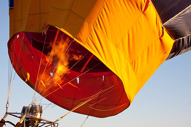 gonfiare mongolfiera - inflating balloon blowing air foto e immagini stock