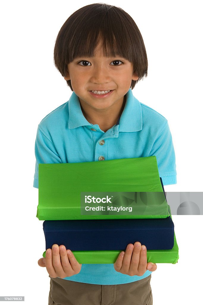 Boy tiene una pila de libros - Foto de stock de 4-5 años libre de derechos