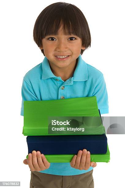 Boy Tiene Una Pila De Libros Foto de stock y más banco de imágenes de 4-5 años - 4-5 años, 6-7 años, Agarrar