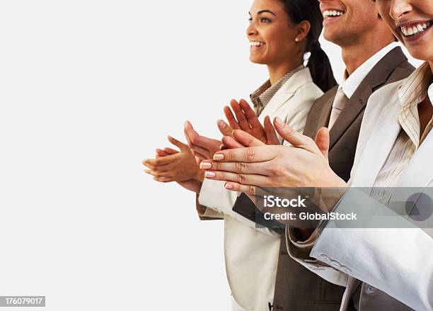 Felici Colleghi Battendo Le Mani - Fotografie stock e altre immagini di Battere le mani - Esprimere a gesti - Battere le mani - Esprimere a gesti, Sfondo bianco, 20-24 anni
