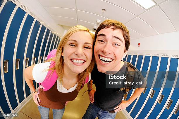 High School Pareja Con Gran Sonrisas Foto de stock y más banco de imágenes de Ojo de pez - Ojo de pez, Dos personas, Exceso