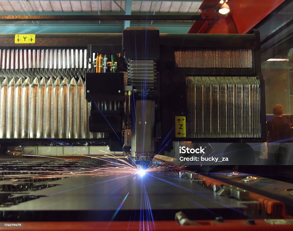 Feuille de métal industrielles cnc de laser pendant l'opération. - Photo de Couper libre de droits