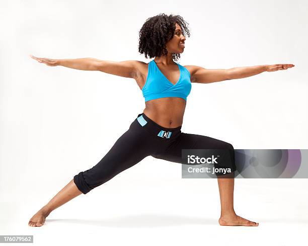 Young Africanamerican Mujer De Yoga Virabhadrasana Postura Foto de stock y más banco de imágenes de Fondo blanco