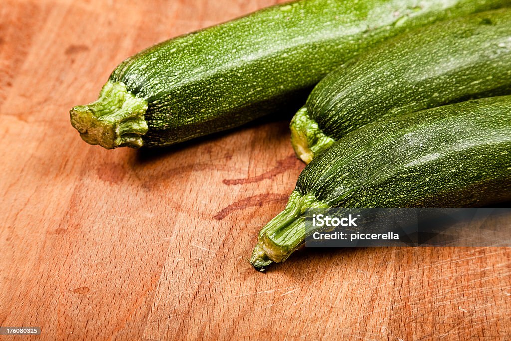 Zucchini auf Holz Brett - Lizenzfrei Ausrüstung und Geräte Stock-Foto