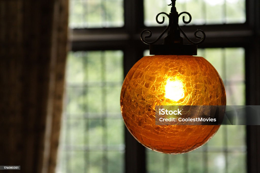 ぶら下がるオレンジの球形照明設備で、ビクトリア様式の邸宅 - イルミネーションのロイヤリティフリーストックフォト
