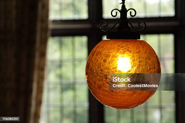 ぶら下がるオレンジの球形照明設備でビクトリア様式の邸宅 - イルミネーションのストックフォトや画像を多数ご用意 - イルミネーション, オレンジ色, カーテン
