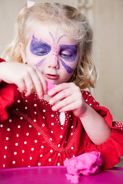 niña jugando con modelado de arcilla - blue eyes flash fotografías e imágenes de stock