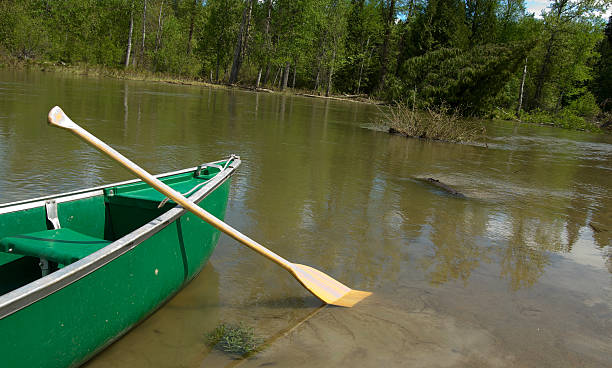 canoë - montana outdoor pursuit canoe canoeing photos et images de collection