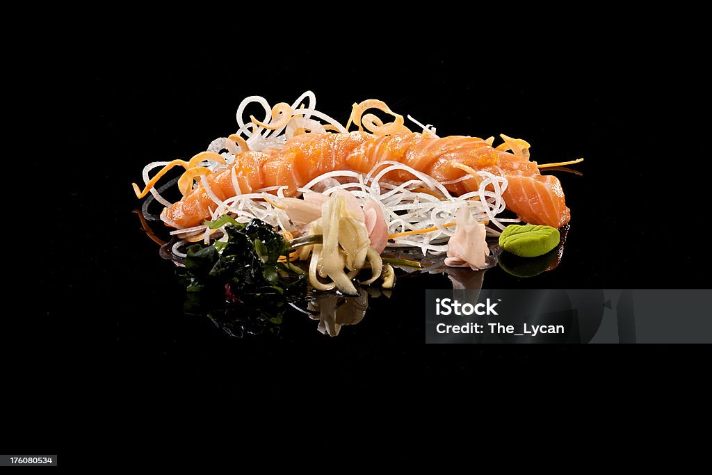 Sushi, sashimi salmón - Foto de stock de Fondo negro libre de derechos