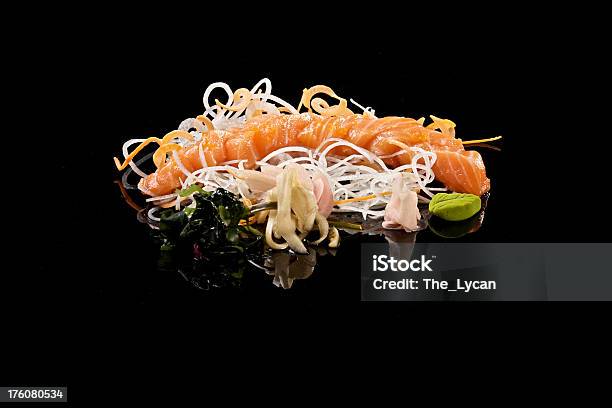 Sushi Sashimi Salmón Foto de stock y más banco de imágenes de Fondo negro - Fondo negro, Sushi, Alimento