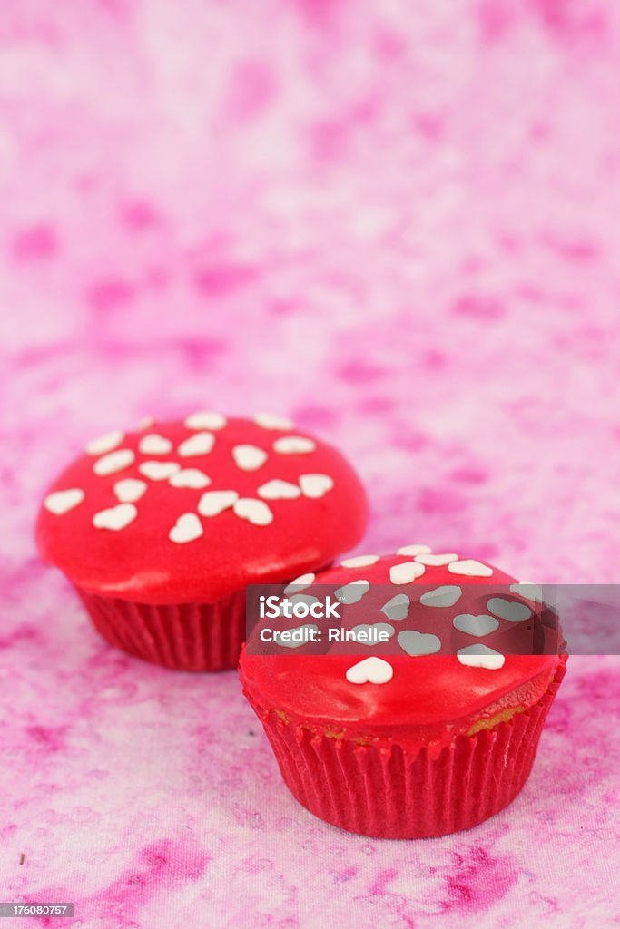 Zwei rote cupcakes auf Rosa Hintergrund - Lizenzfrei Cupcake Stock-Foto