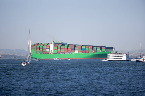 schifffahrtskanal bucht von san francisco - cargo container san francisco county harbor skyline stock-fotos und bilder