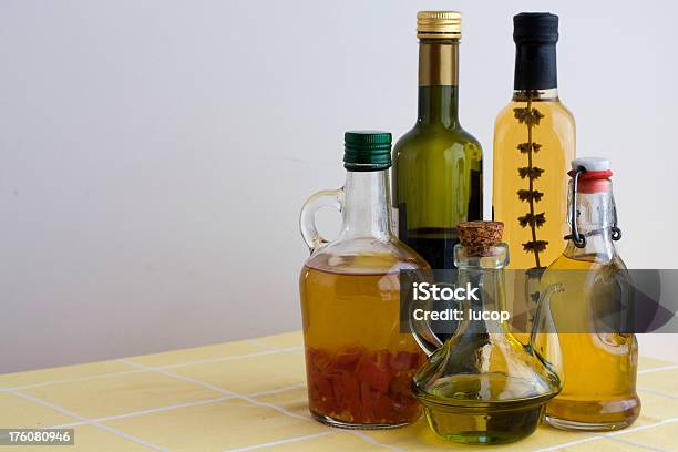 ボトル入りオリーブオイルの香り - オリーブ油のストックフォトや画像を多数ご用意 - オリーブ油, バルサミコ酢, ガラス