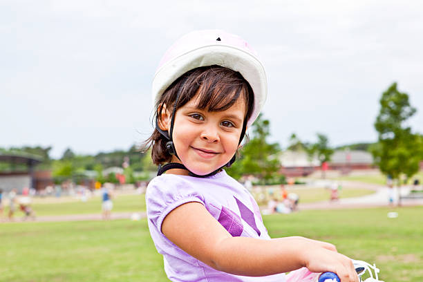 rapariga desfrutar da oportunidade - helmet bicycle little girls child imagens e fotografias de stock