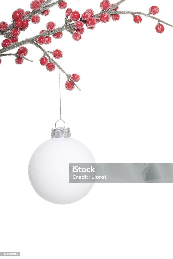Białe Boże Narodzenie Ball z jagody - Zbiór zdjęć royalty-free (Bez ludzi)