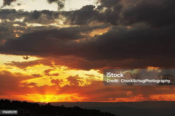 Nuvem Céu Dramático Ao Pôr Do Sol No Deserto - Fotografias de stock e mais imagens de Altocumulus - Altocumulus, Anoitecer, Arizona