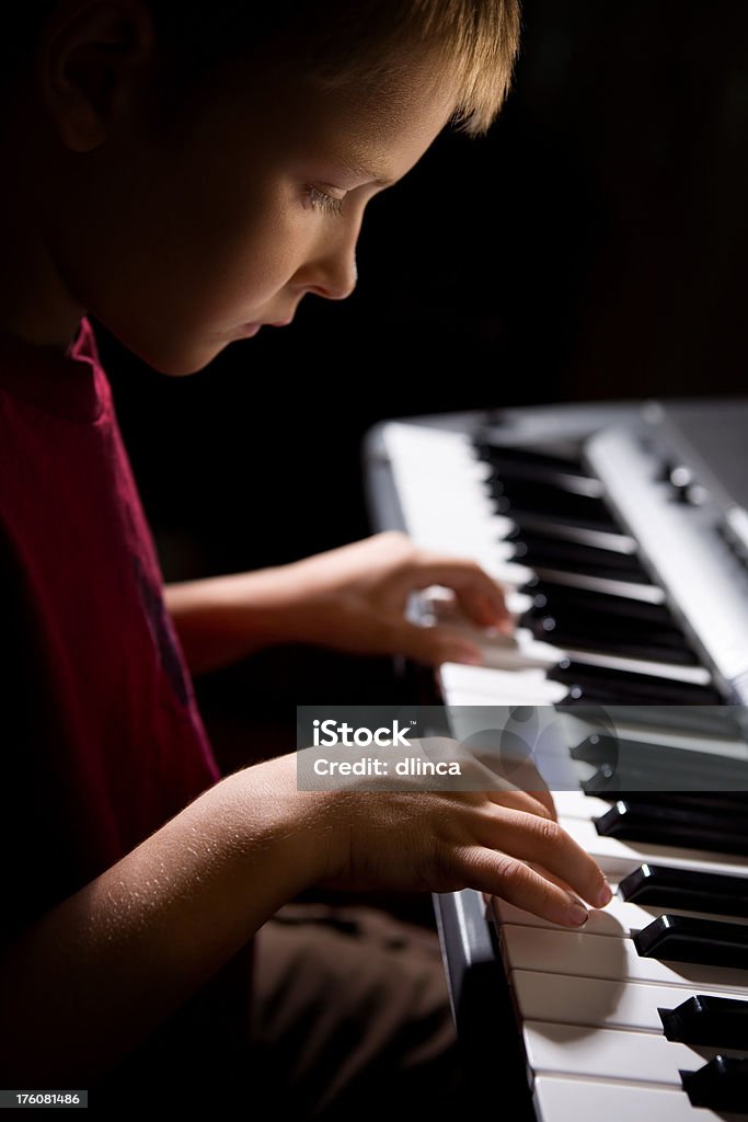 Criança tocando piano - Foto de stock de 6-7 Anos royalty-free