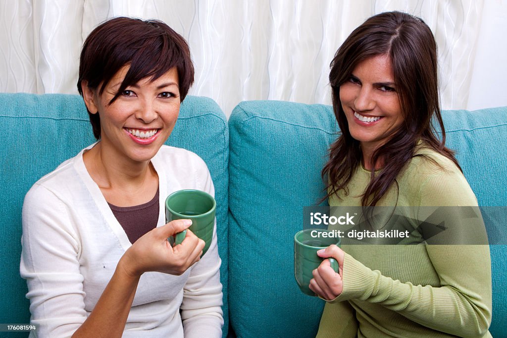 Freunde haben Kaffee - Lizenzfrei Freundschaftliche Verbundenheit Stock-Foto