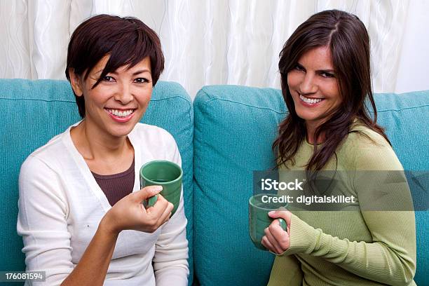 Freunde Haben Kaffee Stockfoto und mehr Bilder von Freundschaftliche Verbundenheit - Freundschaftliche Verbundenheit, Gespräch, Mutter
