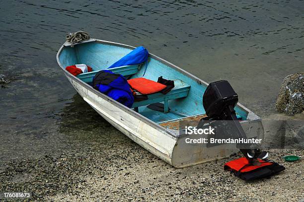 Foto de Situadas Perder Barco e mais fotos de stock de Areia - Areia, Azul, Barco a Motor