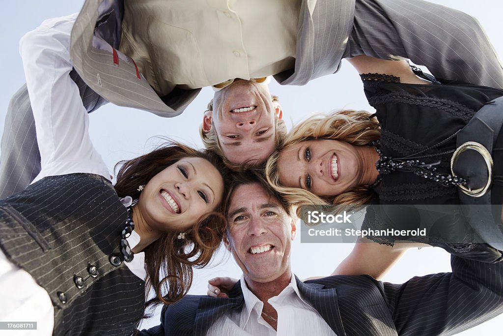 Os membros de uma grande equipa de manter as cabeças Juntas - Royalty-free Abraço de grupo Foto de stock