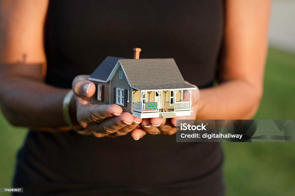 Haus in den Händen - Lizenzfrei Immobilien-Verkaufsschild Stock-Foto