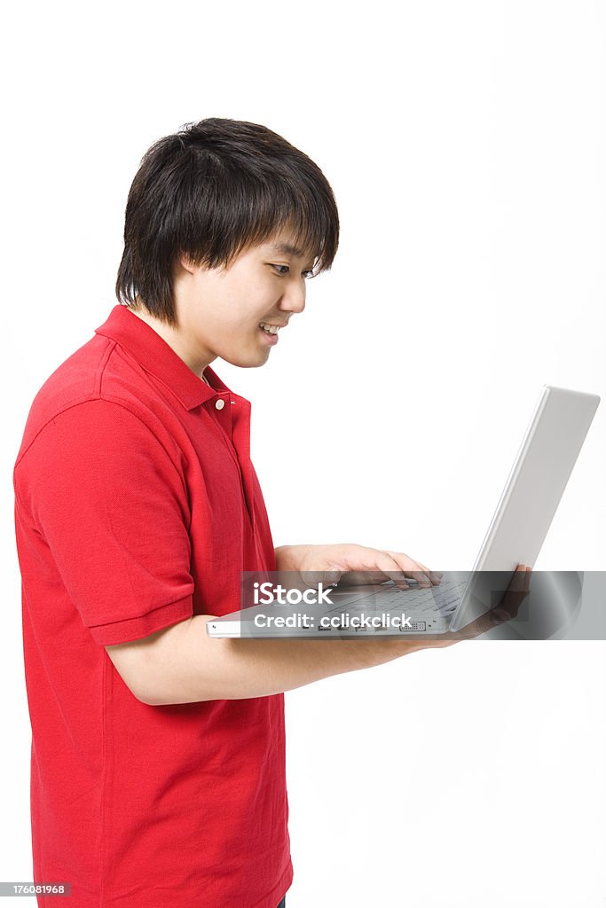 Felice Giovane asiatica uomo utilizzando un computer portatile. - Foto stock royalty-free di Abbigliamento casual