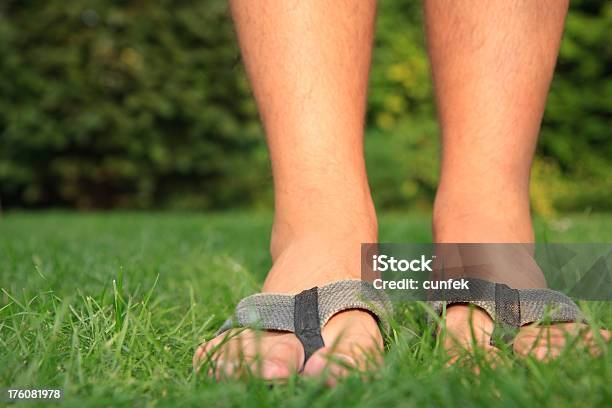 Pie En El Césped Foto de stock y más banco de imágenes de Aire libre - Aire libre, Belleza de la naturaleza, Cabello humano