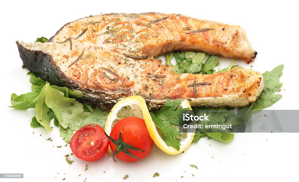 Cocido filete de salmón con rucola - Foto de stock de Alimento libre de derechos