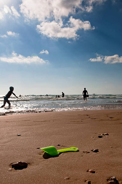 Ragazzino gioca sulla spiaggia - foto stock