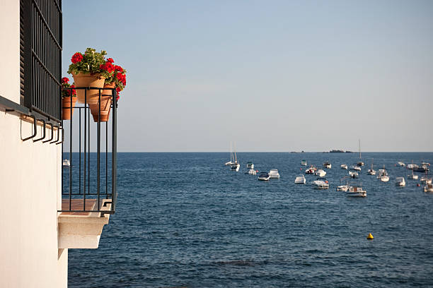 balcón con flores - maresme fotografías e imágenes de stock