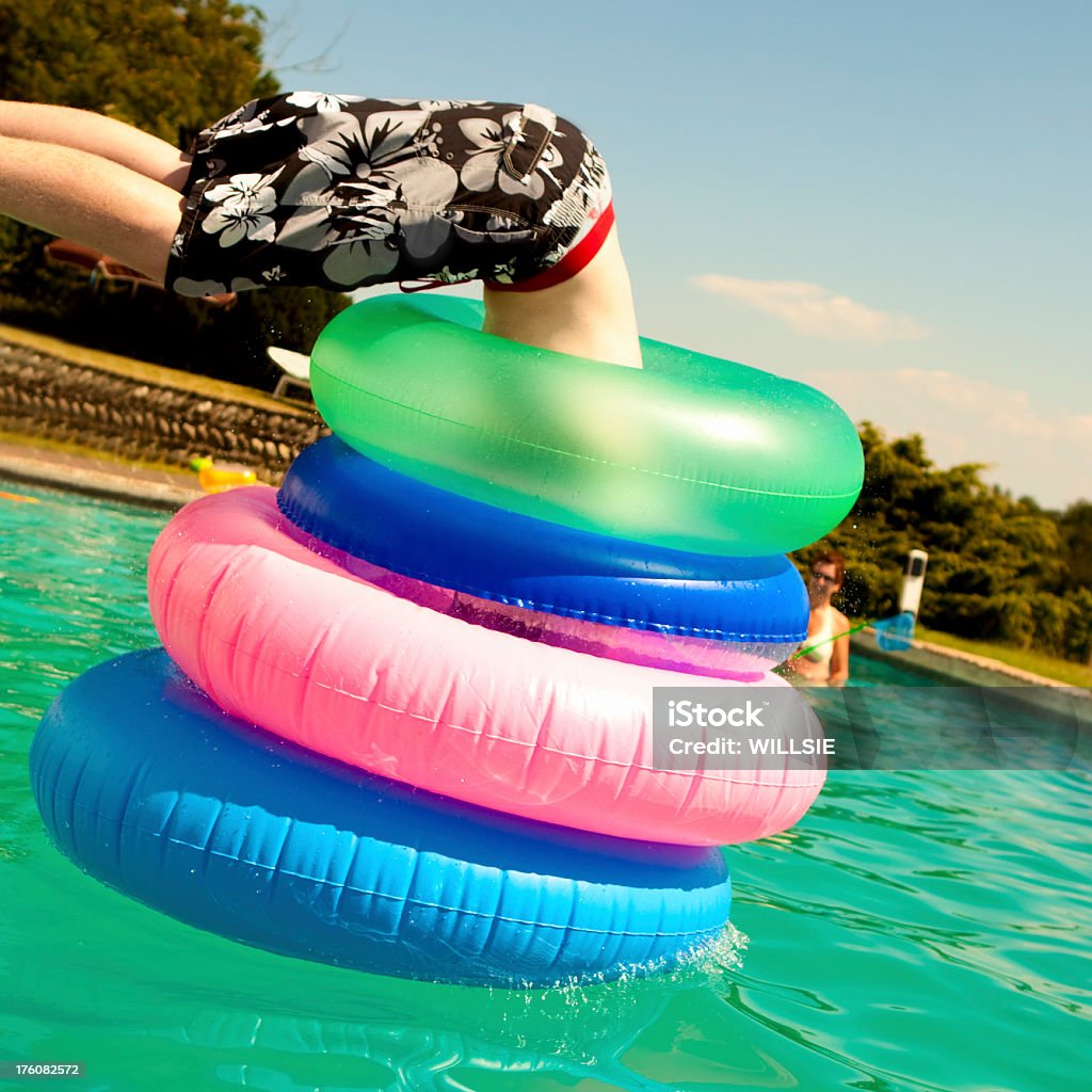 Skakanie do wody przez obręcze w basenie na lato wakacje - Zbiór zdjęć royalty-free (Jumping Through Hoops)