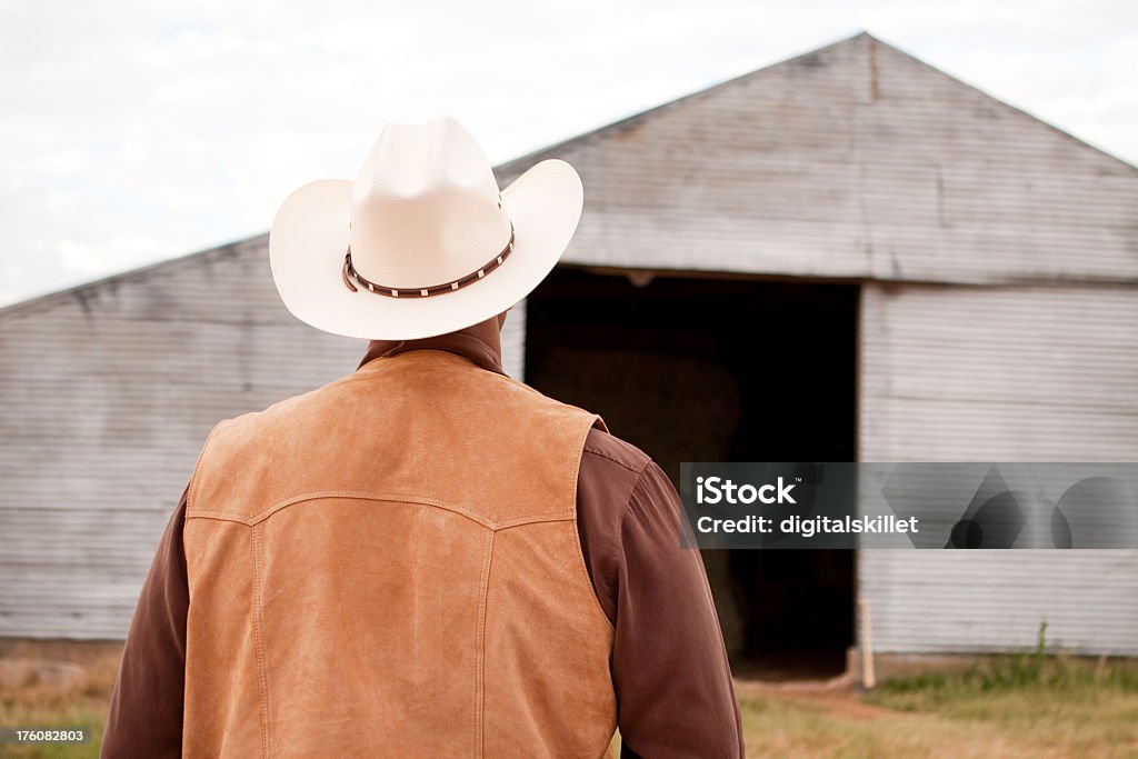 Cowboy mirando Barn - Foto de stock de Africano-americano libre de derechos