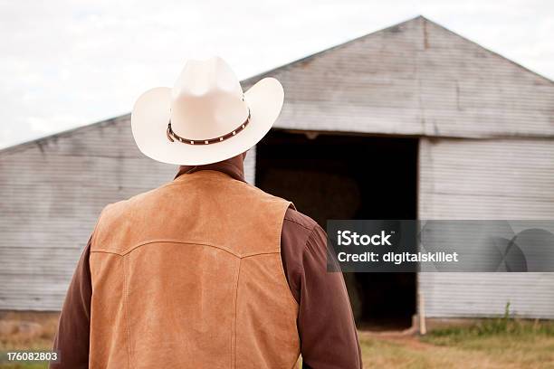 Cowboy Mirando Barn Foto de stock y más banco de imágenes de Africano-americano - Africano-americano, Agricultor, Cultura estadounidense