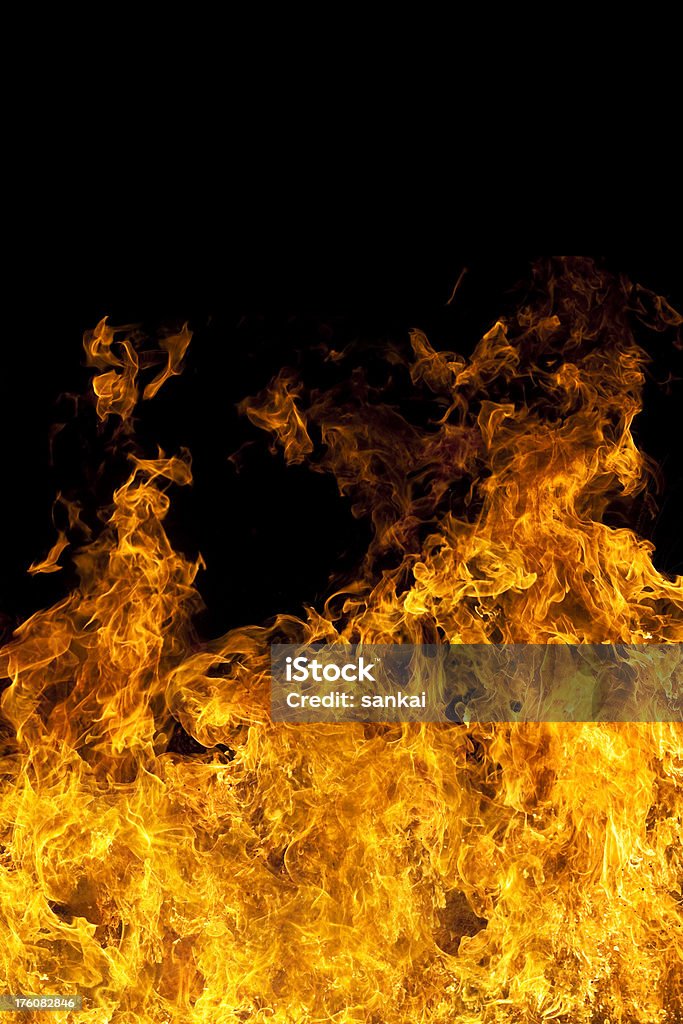 Grande fuoco isolato su sfondo nero - Foto stock royalty-free di Brillante