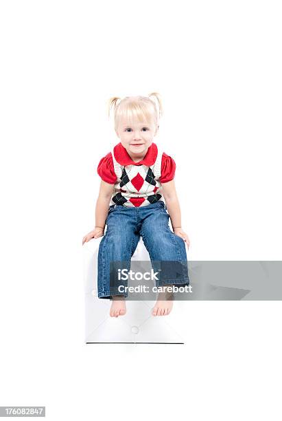 Carino Piccolo Ragazza Su Sfondo Bianco - Fotografie stock e altre immagini di 2-3 anni - 2-3 anni, Abbigliamento casual, Allegro