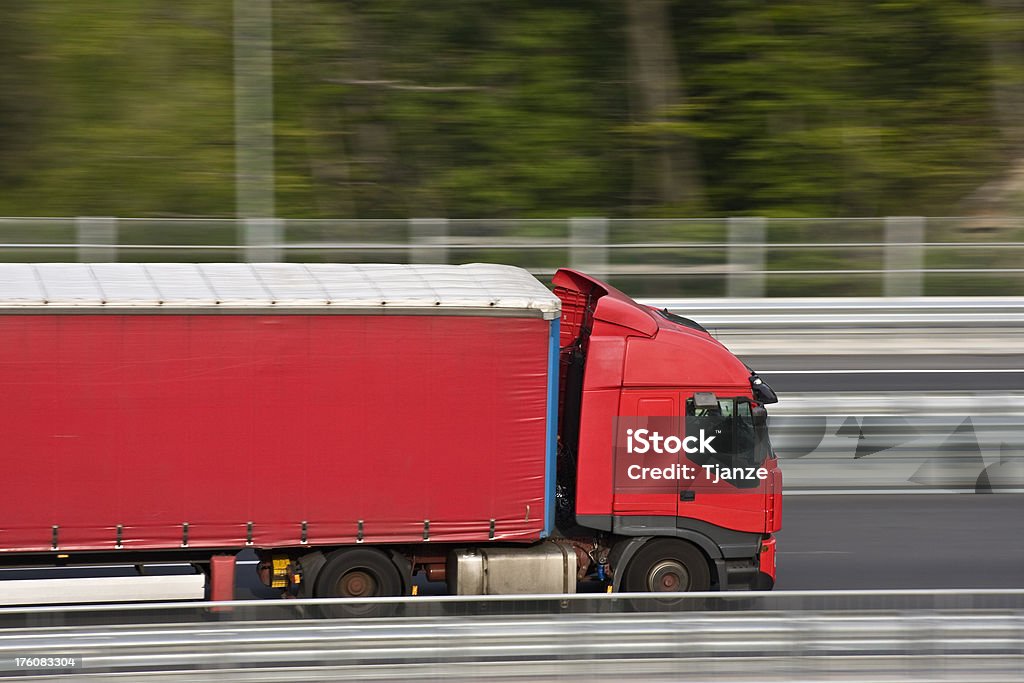 Красный грузовик на шоссе - Стоковые фото Автовоз роялти-фри