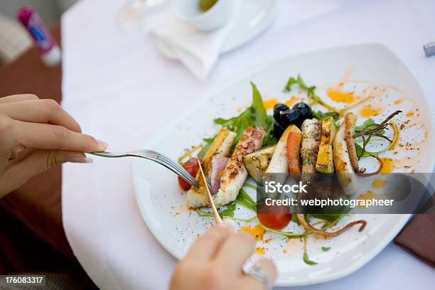 Comer - Fotografias de stock e mais imagens de Adulto - Adulto, Alimentação Saudável, Almoço