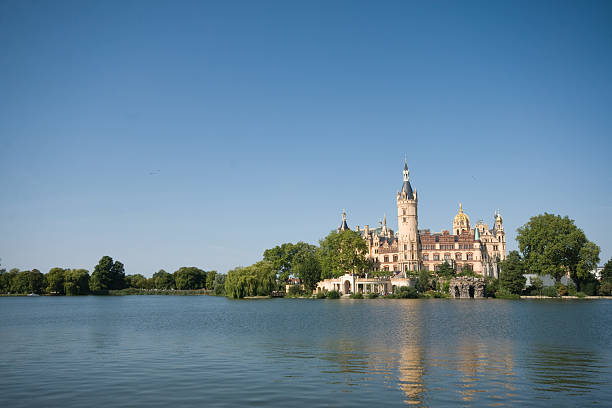 Schwerin Castle Castle in Schwerin (Germany) with the lake and a blue sky schwerin castle stock pictures, royalty-free photos & images