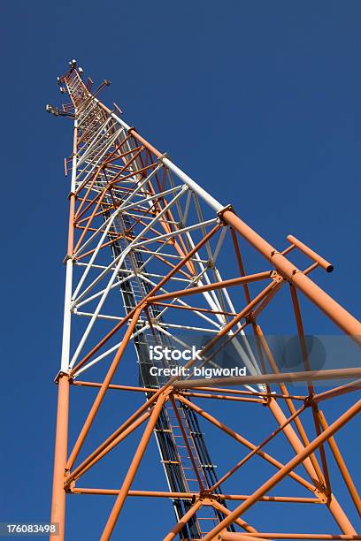 Torre De Comunicações - Fotografias de stock e mais imagens de Antena - Equipamento de Telecomunicações - Antena - Equipamento de Telecomunicações, Armação de Construção, Azul