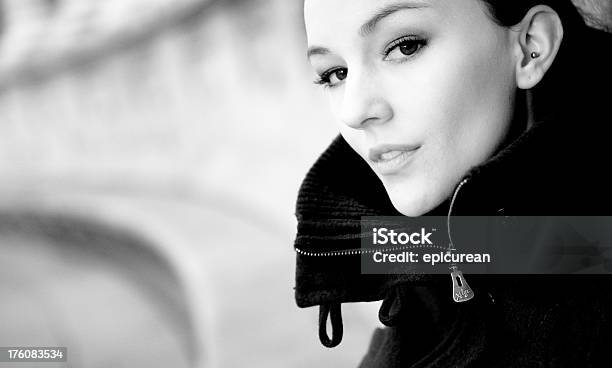 Schöne Frau Sitzen Im Parque Del Buen Retiro Madrids Stockfoto und mehr Bilder von Abgeschiedenheit