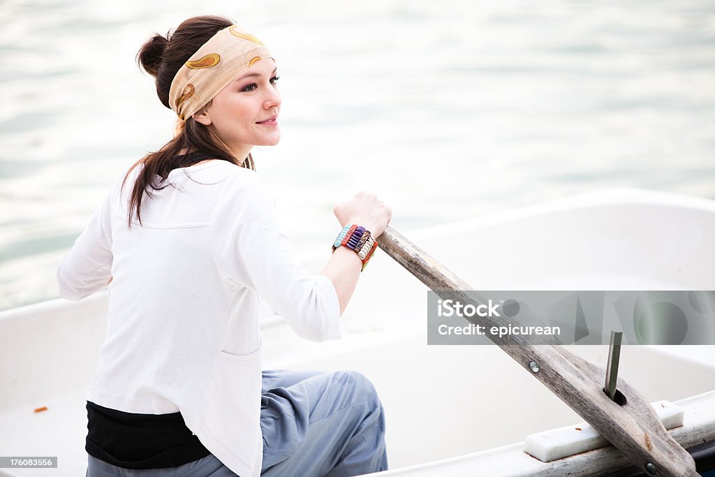 Joven mujer sola en un barco de remos - Foto de stock de 20 a 29 años libre de derechos