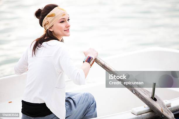 Joven Mujer Sola En Un Barco De Remos Foto de stock y más banco de imágenes de 20 a 29 años - 20 a 29 años, Actividad, Actividades recreativas